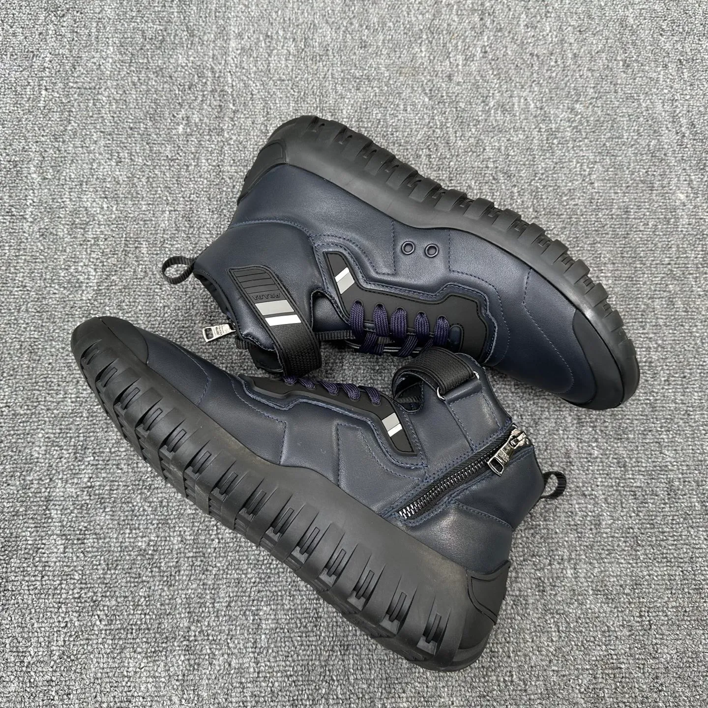💰880 Prada/Prada’s new men’s spliced ​​casual sports boots! The shoe's exquisite stitching outlines a unique geometric texture, and contemporary lines and details reinterpret the classic sports style. The upper is made of ultra-official material, and the lining is full cowhide. It is lightweight, breathable, practical and versatile. The tongue is decorated with the Prada Milano logo, and the logo print is embellished with the laces. It is paired with a 2.5cm two-color rubber sole to create a comfortable wearing experience. Comes with full set of original packaging dust bag! Size: 39-40-41-42-43-44 (45 customized) standard leather shoe size Item number: 41274651